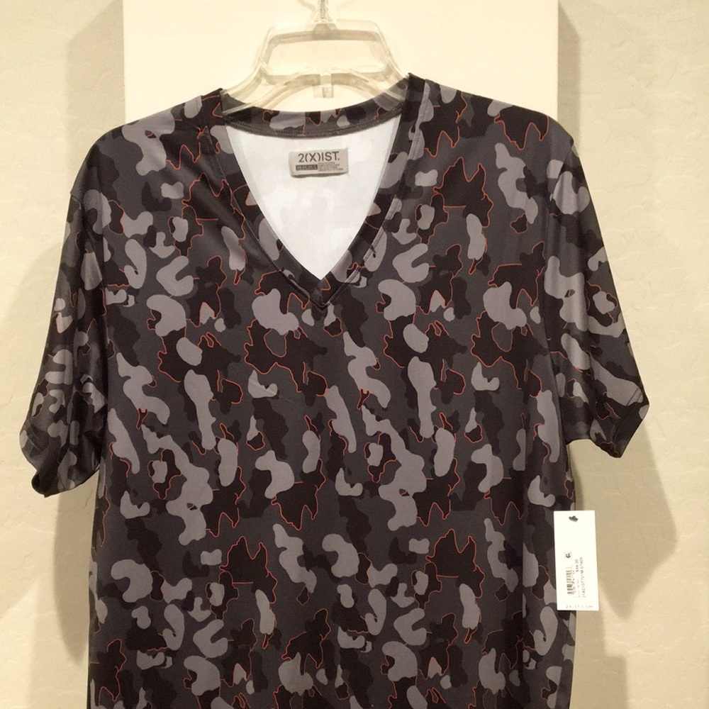 2(X)IST men’s V-neck short sleeve shirt